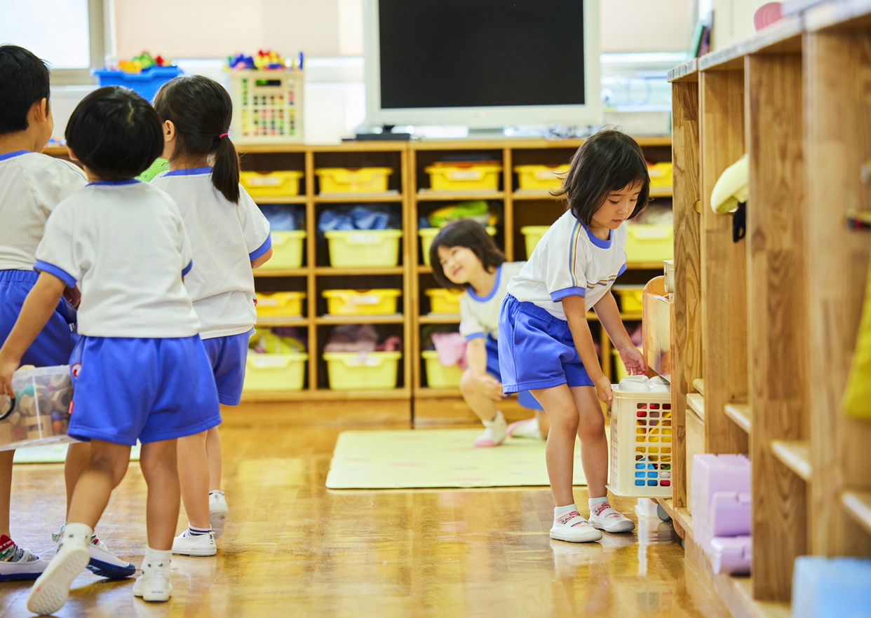 幼稚園 バスから降りる園児達