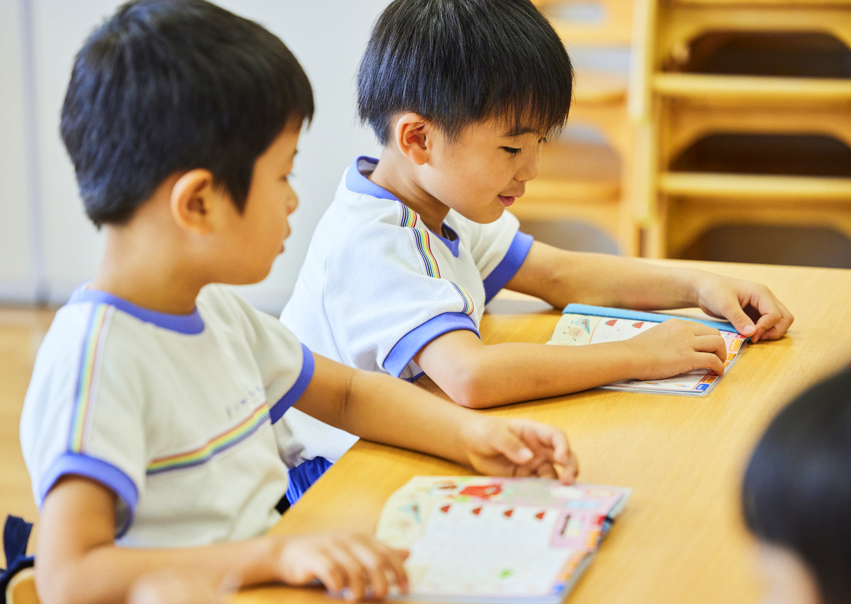 幼稚園 教室で学ぶ園児たち