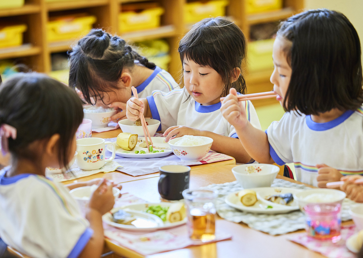 幼稚園 お話をする園児たち